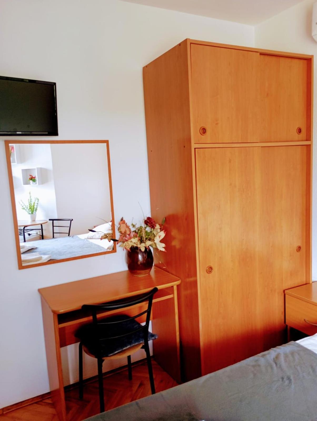 Rooms Helena Krk Town Exterior photo