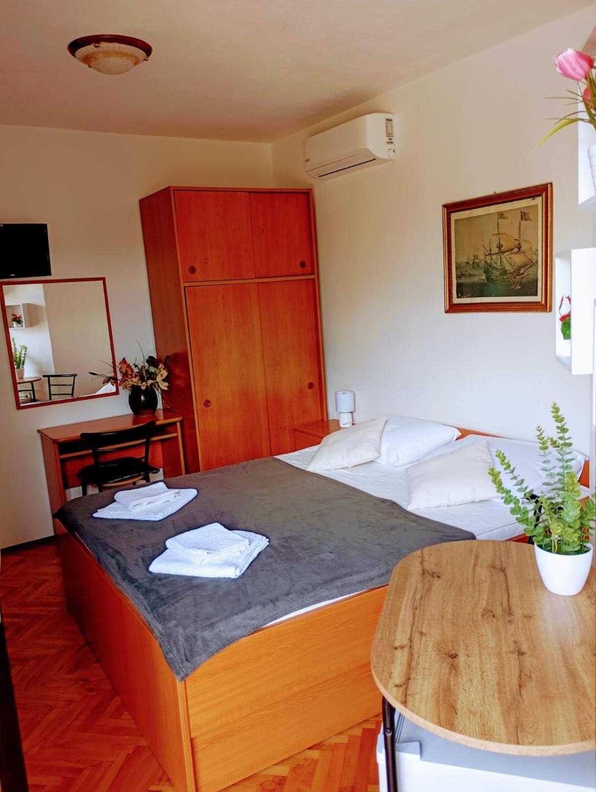 Rooms Helena Krk Town Exterior photo