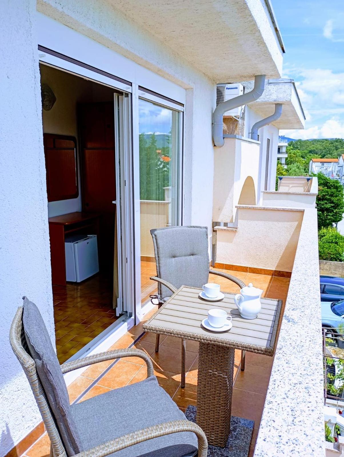 Rooms Helena Krk Town Exterior photo